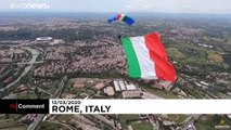 شاهد: علم إيطالي ضخم يحلق فوق سماء روما في مواجهة كورونا