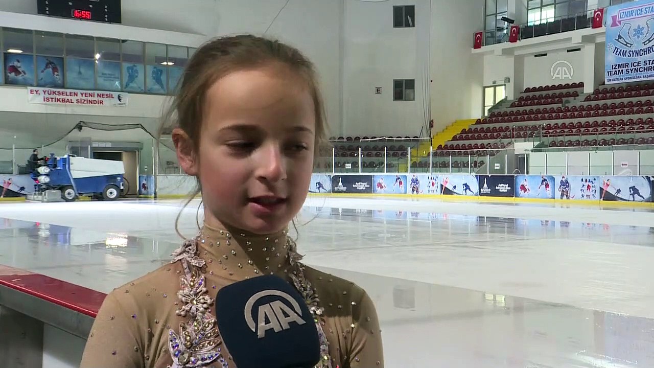Milli buz patenci Masal, 'Altın Kitap'a giren ilk Türk kızı oldu - İZMİR