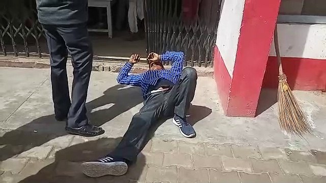 शाहजहांपुर: मानवता हुई शर्मशार, घायल को जमीन पर ही लिटाकर शुरु कर दिया उपचार