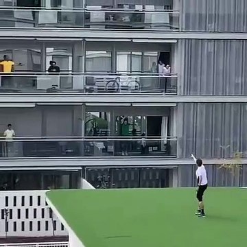 Face au Coronavirus, ils s’entrainent depuis leur balcon en suivant les instructions du coach qui mène les mouvements sur un toit.