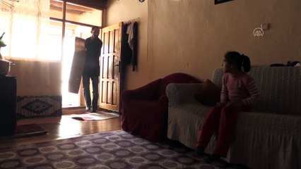 Küçük Hilal'in 12 yıllık 'gün yüzü' hasreti hediye tekerlekli sandalyeyle sona erdi - AĞRI