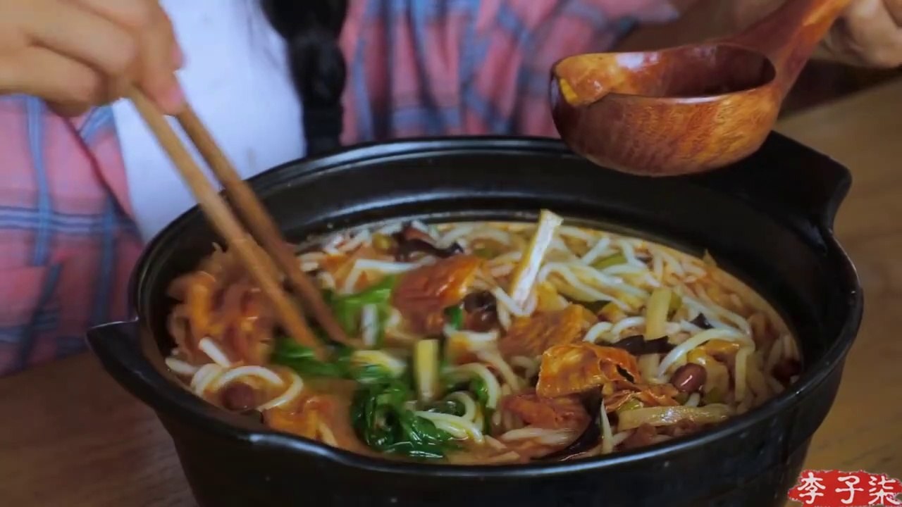 吃得满足，嗦得过瘾，嗦得过瘾，就一碗柳州螺蛳粉 Liuzhou 'Luosifen'