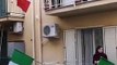 Coronavirus : Des citoyens Italiens passe leur temps en chantant dans leurs balcons