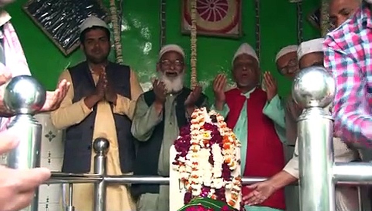 आगरा: दरगाह पर हुई चादर पोशी की रस्म, वायरस से मुक्ति दिलाने की मांगी दुआ