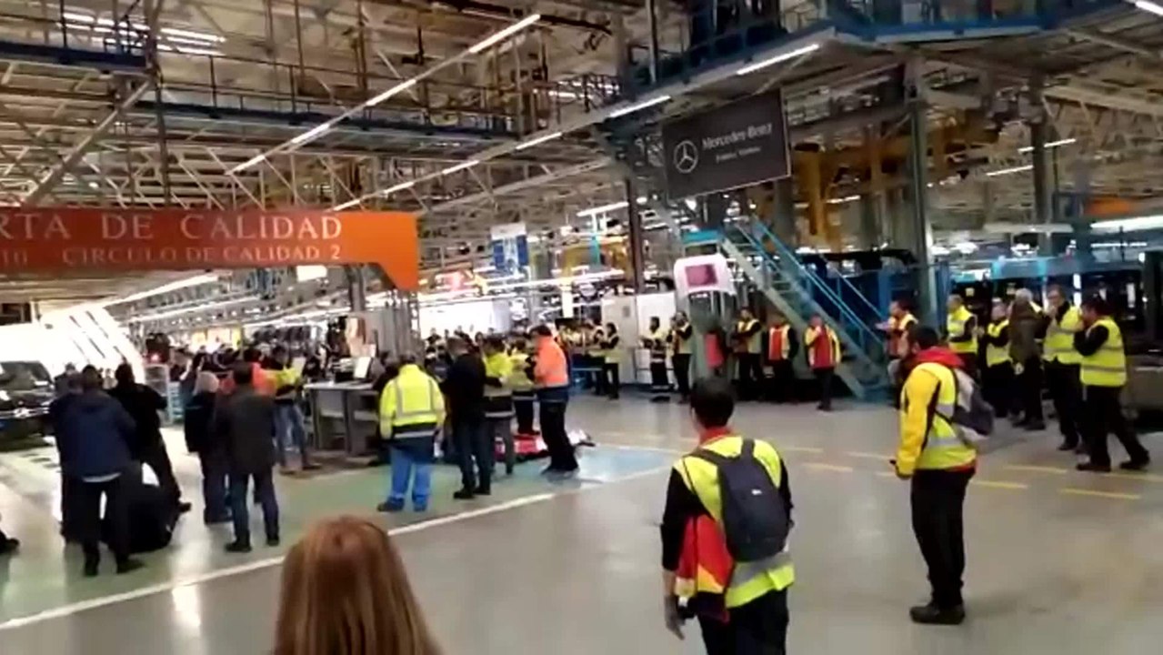 Trabajadores bloquean Mercedes Benz en Vitoria para obligar a parar la producción