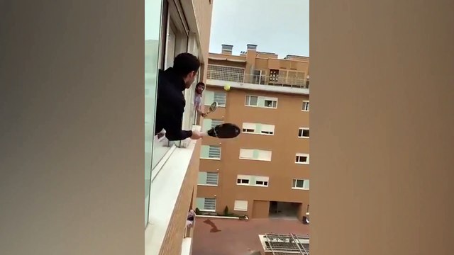Koronavirüs | Karantina altındaki İspanya'da iki kişi, camdan cama tenis oynadı