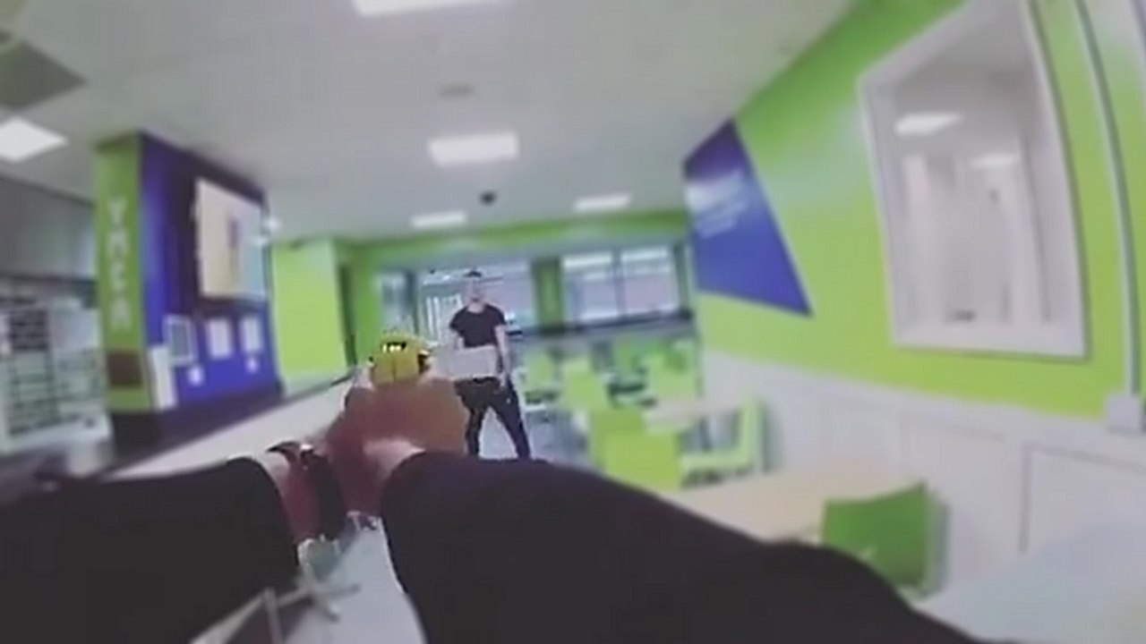 Un jeune homme menace des policiers avec un micro-onde