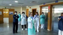 Sanitarios de un hospital de Huelva aplauden a la responsabilidad de los ciudadanos de no salir de casa