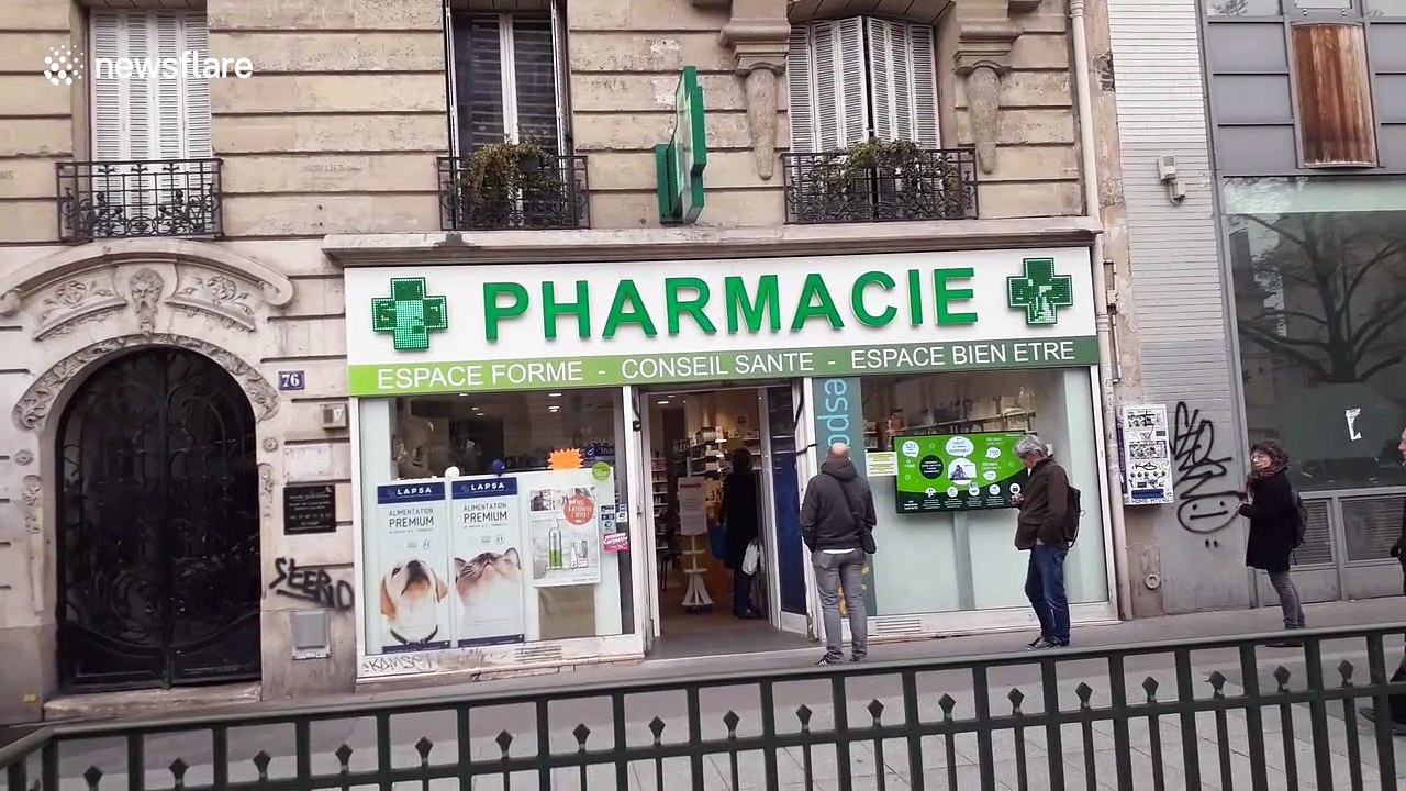 Coronavirus: Parisians hurry to gather supplies as most shops close