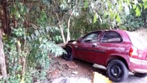 Motorista morre ao perder o controle de veículo e bater contra árvore, no Bairro Guarujá