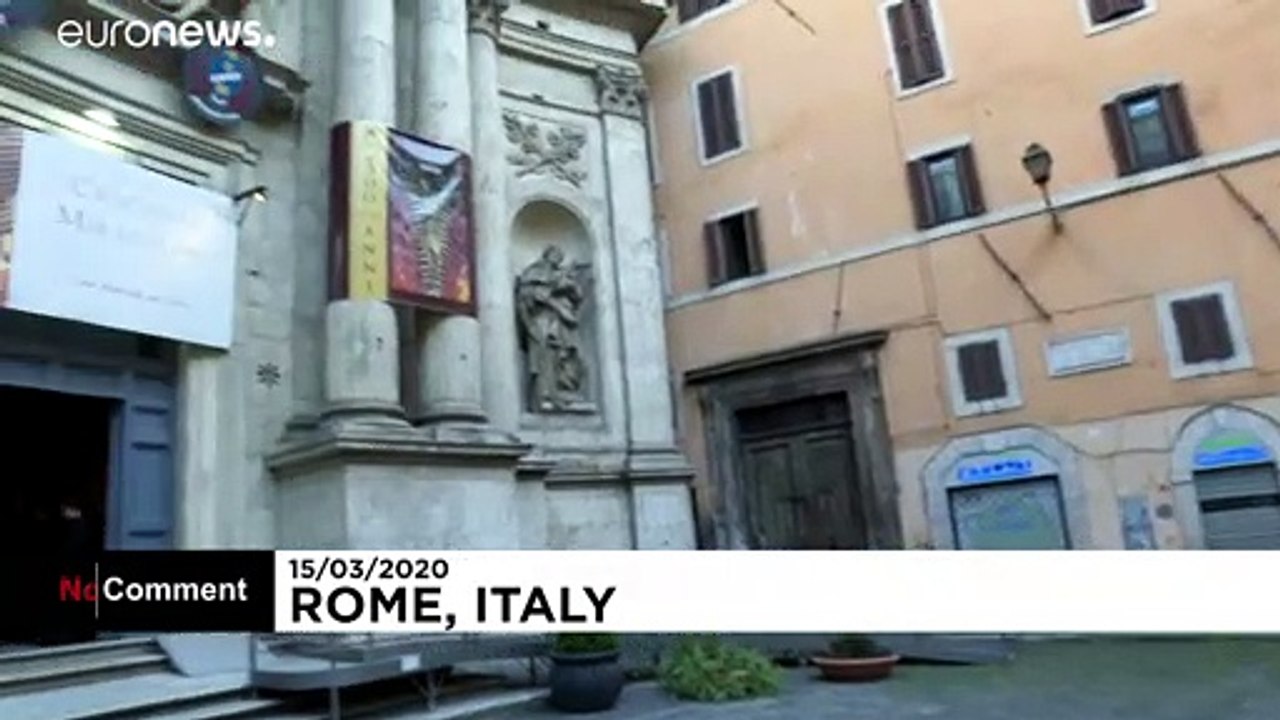 Papst Franziskus spaziert durch Rom und fleht Gott an