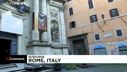 Papst Franziskus spaziert durch Rom und fleht Gott an