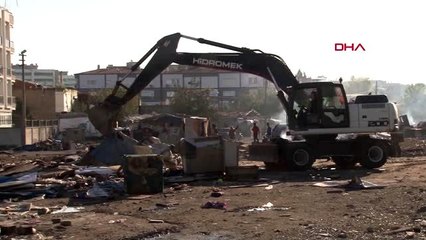 İZMİR Karşıyaka'daki çadır ve barakalar yıkıldı