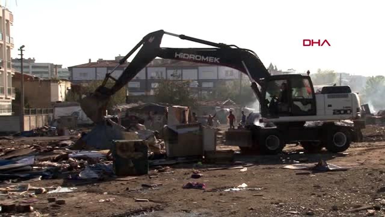 İZMİR Karşıyaka'daki çadır ve barakalar yıkıldı