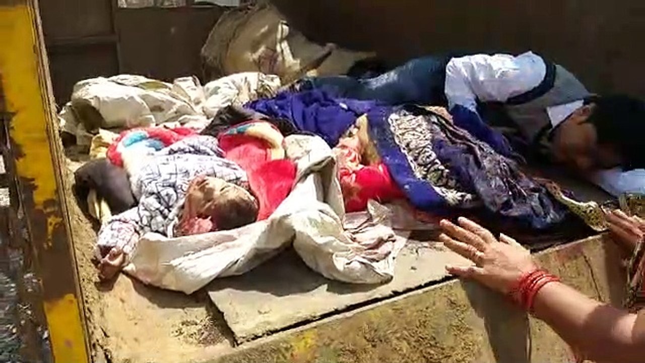 आगरा: तेज रफ़्तार ट्रैक्टर ने स्कूटी को रौंदा, मां-बच्ची की दर्दनाक मौत