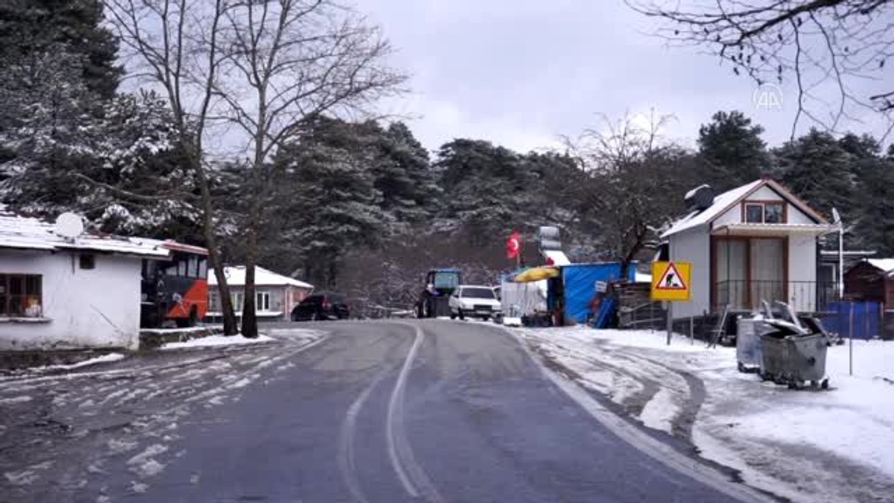 Kütahya ve Balıkesir'de kar yağışı ulaşımda aksamalara yol açıyor
