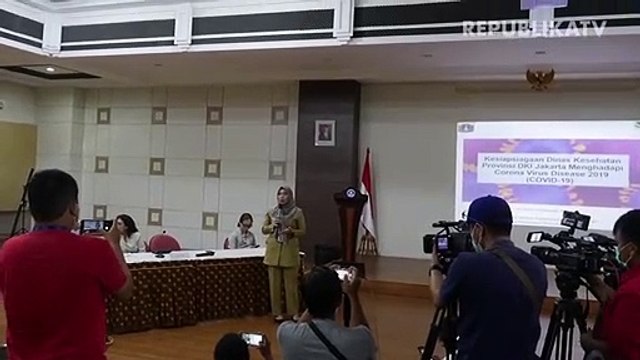 (Ilustrasi) Petugas Kesehatan di Rumah Sakit merawat pasien yang diduga terpapar virus corona.