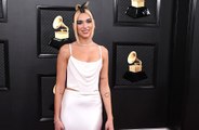 Dua Lipa pede doações para refugiados em meio à pandemia de coronavírus