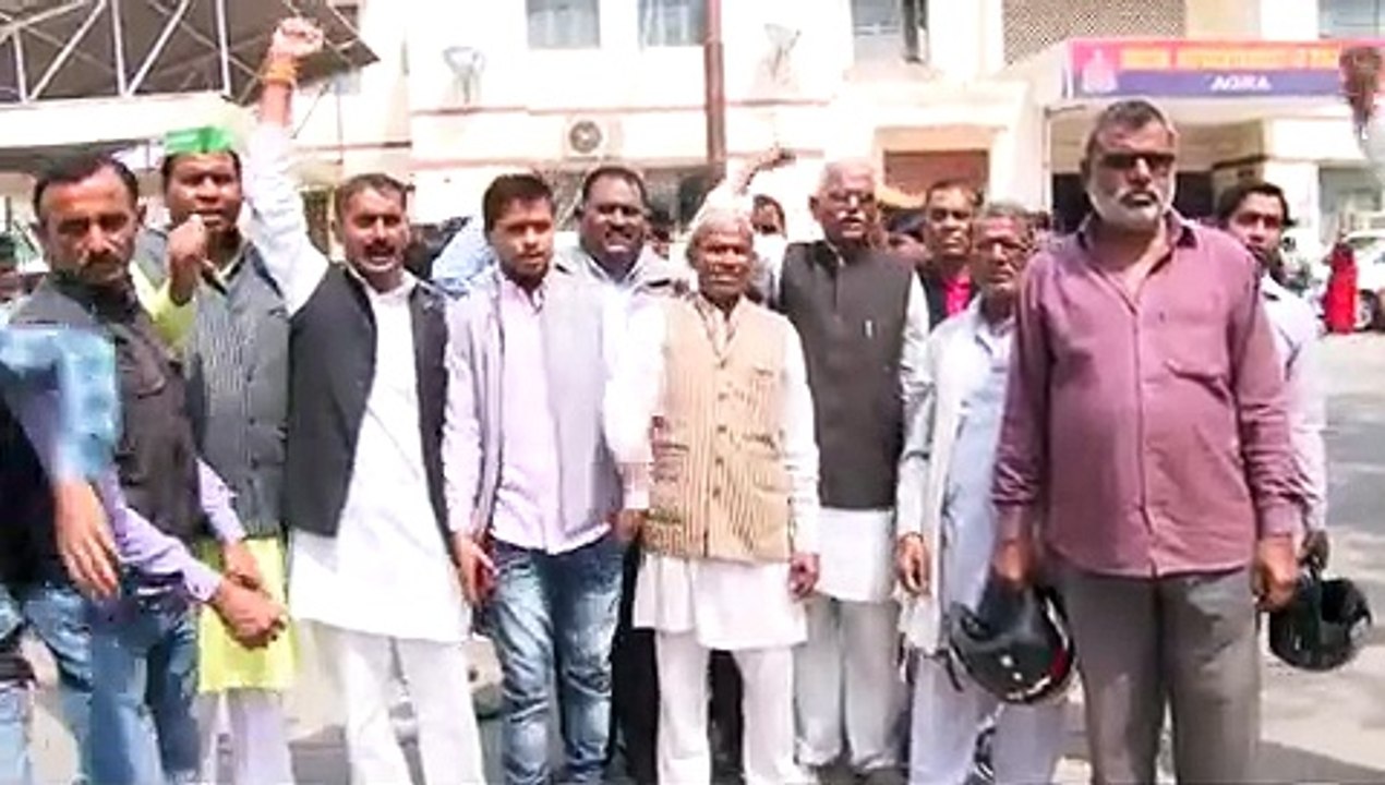 आगरा: बर्बाद फसलों का सर्वे सेटेलाइट से करवाने के लिए दिया ज्ञापन