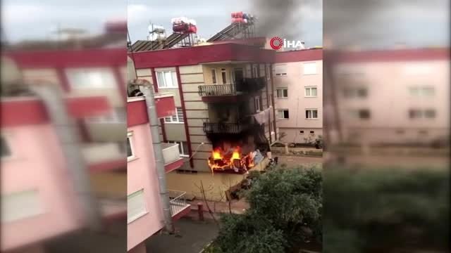 Balkon alev topuna döndü, mahalleli panik yaşadı