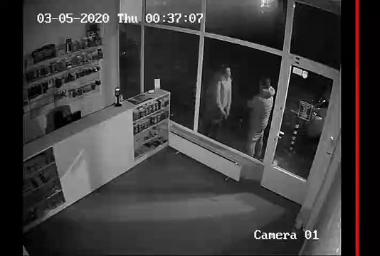 Cette femme l'a totalement perdu, elle a cassé la vitre d'une vitrine avec sa tête !