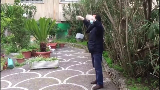 Virale Videos: Europäer singen und klatschen von Fenster zu Fenster