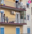 Les Italiens et Espagnols en quarantaine sortent pour chanter sur leurs balcons