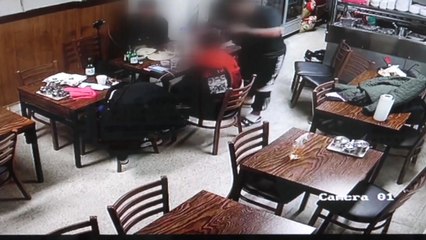 경찰, 유튜브 공개 '동창생 무차별 폭행사건' 가해자 입건 / YTN