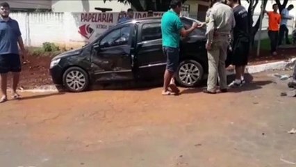 Carro capota após colisão no Bairro Santo Onofre