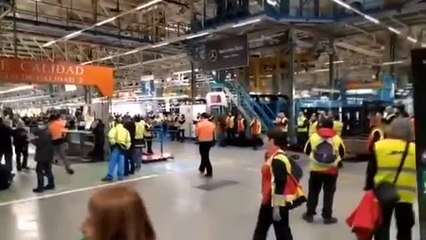 Los trabajadores de Mercedes-Benz en Vitoria paralizan la producción