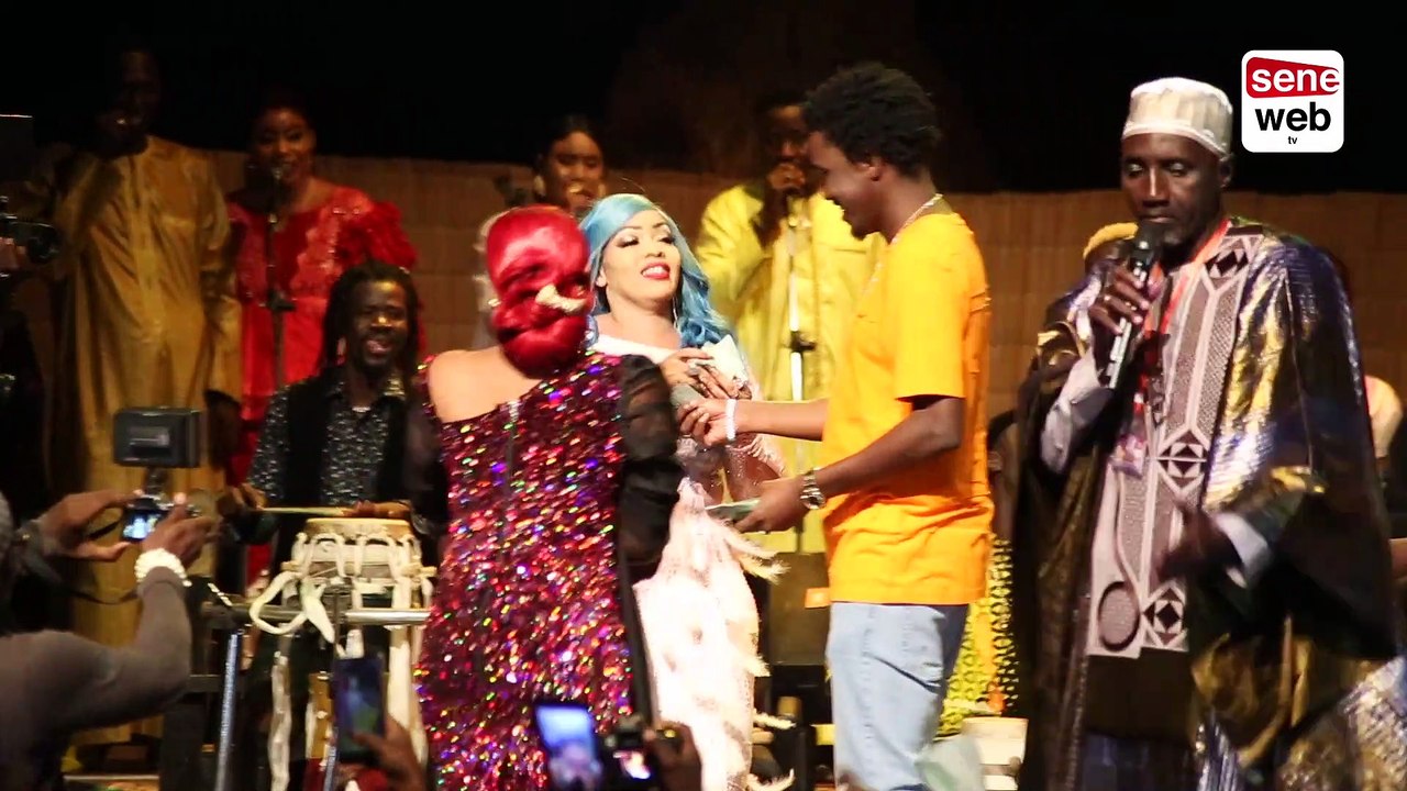 Waly Seck arrose Oumou Sow de billets.