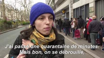 Coronavirus: paroles de clients devant un supermarché à Paris