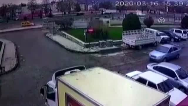 Otomobil güvenlik kulübesine çarptı: 5 yaralı - Güvenlik kamerası