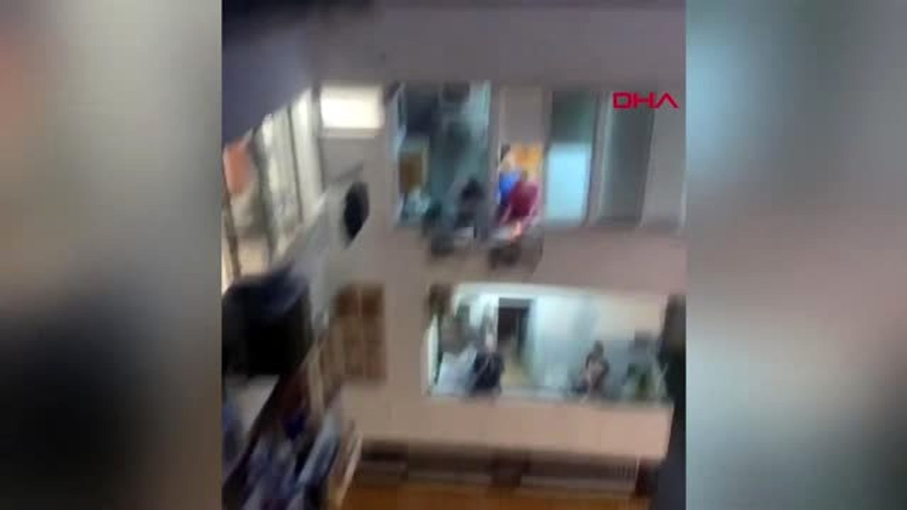 Beyrut'ta karantinada doğum günü kutlaması