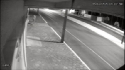 Estabanados, jovem levam grande tempo para danificar letreiro de empresa