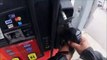 Un motard vraiment malchanceux à la pompe à essence