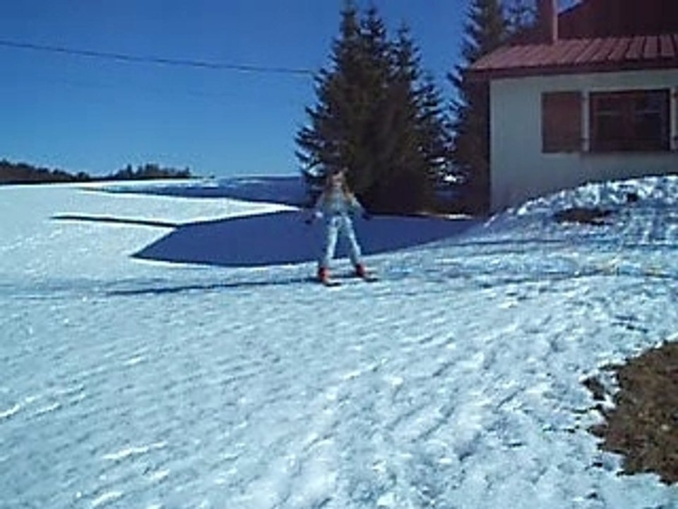 Aure skis aux pieds devant la maison