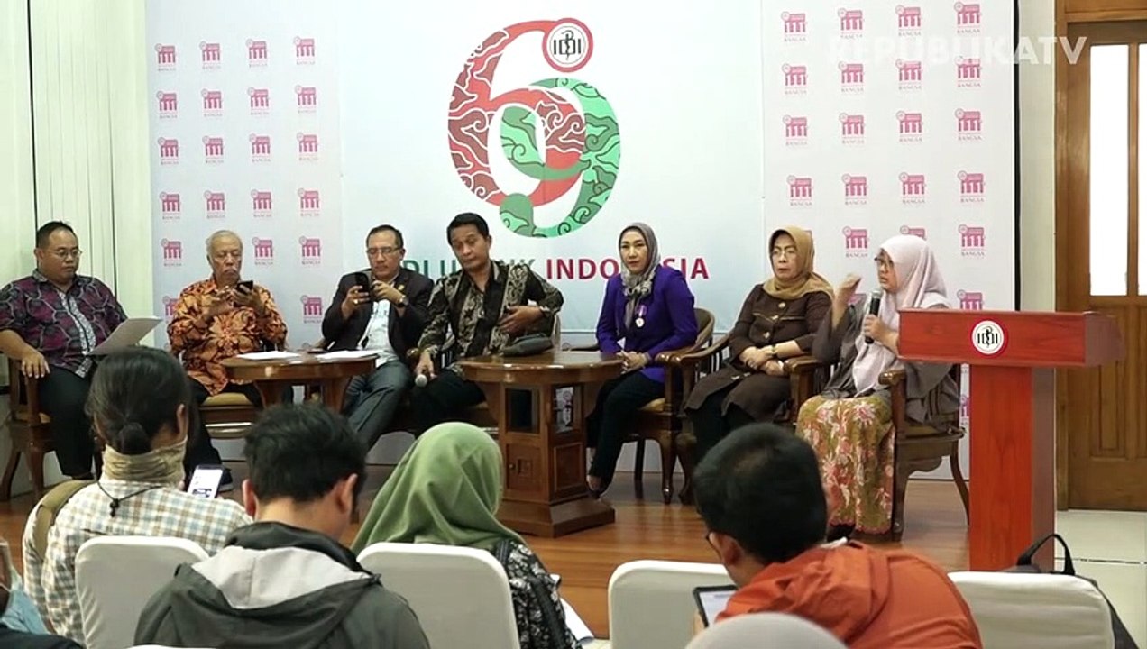 Petugas medis membawa pasien ke ruang isolasi saat simulasi penanganan pasien virus corona di RS Hasan Sadikin, Bandung, Jawa Barat.