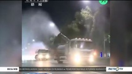 Penyemprotan Disinfektan di Jalanan Tiongkok Gunakan Truk