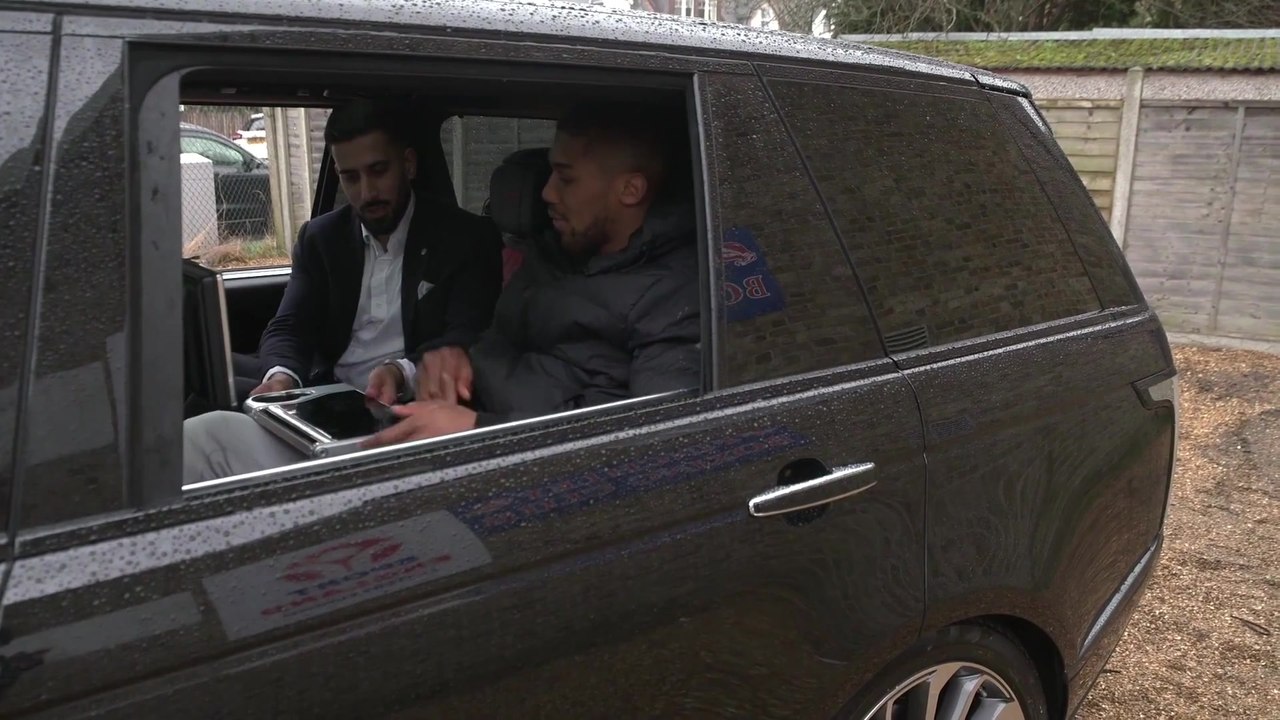 Boxweltmeister Anthony Joshua ist im Massgeschneiderten Range Rover SVAutobiography unterwegs zur Titelverteidigun