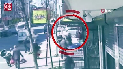 Video herunterladen: Drift yaparak sokağa girmeye çalıştı, yaşlı kadına böyle çarptı