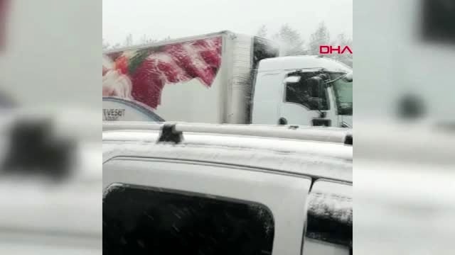 ADANA POZANTI KARAYOLUNDA ETKİLİ OLAN KAR YAĞIŞI NEDENİYLE TRAFİK DURDU