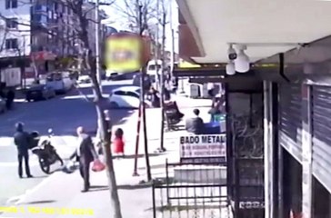 Drift yaparak sokağa girmeye çalıştı, yaşlı kadına böyle çarptı