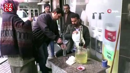 Şişesini getirene bedava kolonya dağıtıyor