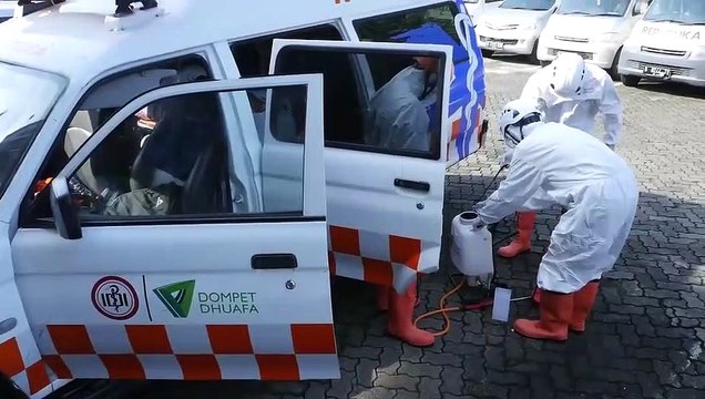 Tim DMC Dompet Dhuafa melakukan penyemprotan disinfektan di Gedung Harian Republika, Selasa (17/3).