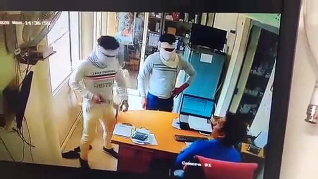 शिवपुरी: नकाबपोश बदमाशों ने व्यापारी पर तानी बंदूक, सीसीटीवी कैमरे में कैद हुई घटना