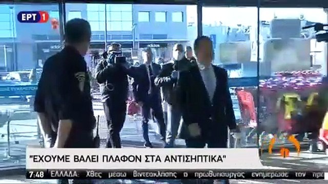 Άδωνις Γεωργιάδης: Καθαρίζει το ακουστικό με αντισηπτικό πριν το βάλει στο αυτί του
