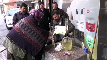 Şişesini Getirene Bedava Kolonya Dağıtıyor