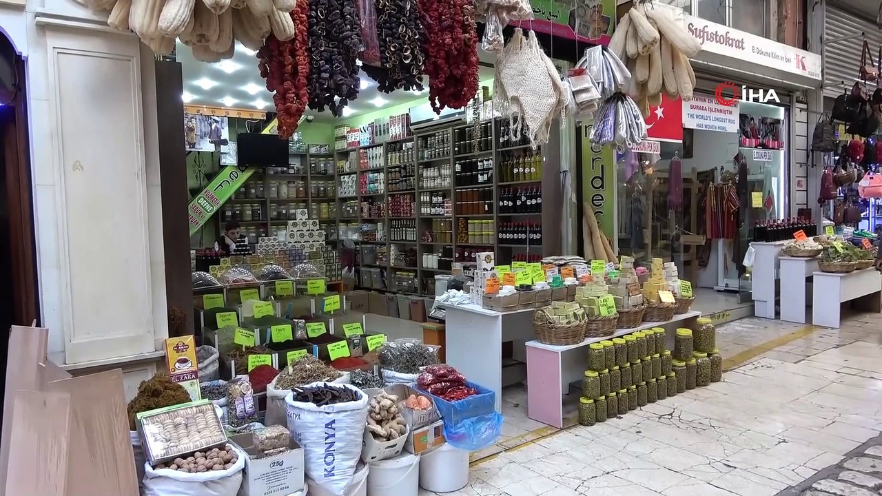 Binlerce kişinin ziyaret ettiği Tarihi Uzun Çarşı boş kaldı