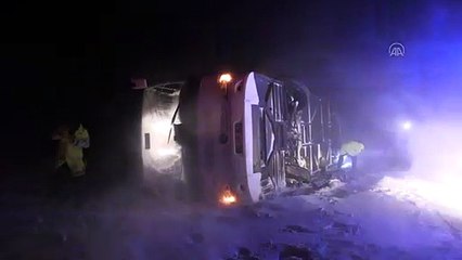 Afyonkarahisar'da yolcu otobüsü devrildi: 37 yaralı